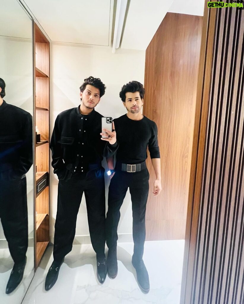 Siddharth Nigam Instagram - Men in black 🖤 #filmfareottawards #filmfarenight
