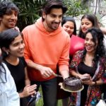 Sidharth Malhotra Instagram - You all made my day truly special. Thank you guys! Big love and respect. 🙏❤️