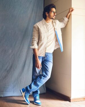 Sidharth Malhotra Instagram - #DilliKaLaunda 😉

Styled by: @the.vainglorious
Makeup: @rizvan02 
Hair: @aunali._19 
Photographer: @trishasarang