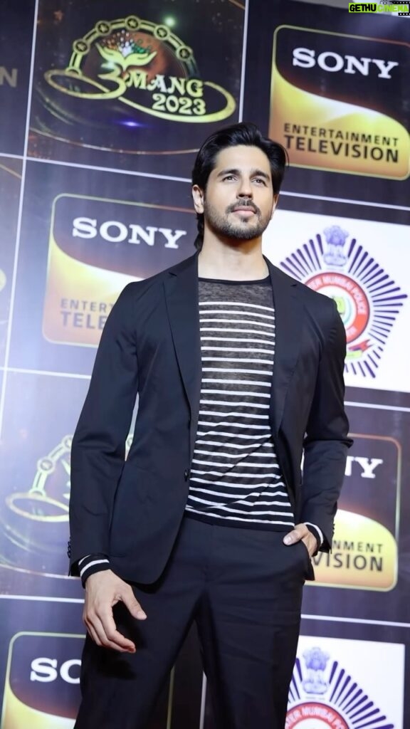 Sidharth Malhotra Instagram - An evening of admiration and respect, celebrating and honoring the bravery of Mumbai Police at #Umang2023. It was a privilege to represent #IndianPoliceForce, my debut action-packed show, as a humbling tribute to the valor of the police force. 🫡🙏🏼 #IndianPoliceForceOnPrime, Jan 19 on @primevideoin