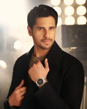 Sidharth Malhotra Instagram - Meet this year’s most Iconic Gift!
The #MovadoMuseumClassic 
#MovadoIndia #AlwaysinMotion

Exclusively available in Asia & Middle East.