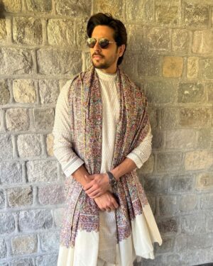 Sidharth Malhotra Instagram - Kala Chashma after a while 😉😎

Styling - @mohitrai