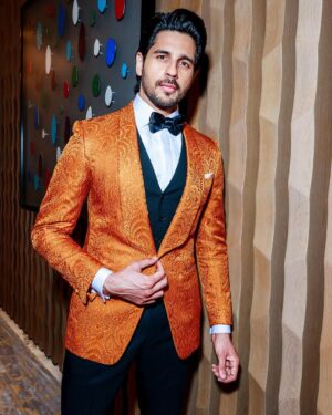 Sidharth Malhotra Instagram - Everywhere together, the One and Only by my side. 🤗

@ooonezaabeel @spheredubai @ooresorts @bottomlinemedia