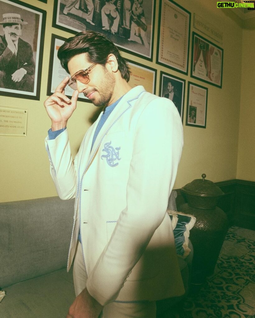 Sidharth Malhotra Instagram - Suited up in nostalgia. 🎞️ Styled by: @the.vainglorious Makeup: @rizvan02 Hair: @ali19rizvi Photographer: @lisadsouza
