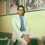 Sidharth Malhotra Instagram – Suited up in nostalgia. 🎞️

Styled by: @the.vainglorious
Makeup: @rizvan02 
Hair: @ali19rizvi 
Photographer: @lisadsouza