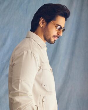 Sidharth Malhotra Instagram - #DilliKaLaunda 😉

Styled by: @the.vainglorious
Makeup: @rizvan02 
Hair: @aunali._19 
Photographer: @trishasarang
