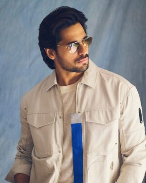 Sidharth Malhotra Instagram - #DilliKaLaunda 😉

Styled by: @the.vainglorious
Makeup: @rizvan02 
Hair: @aunali._19 
Photographer: @trishasarang