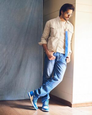 Sidharth Malhotra Instagram - #DilliKaLaunda 😉

Styled by: @the.vainglorious
Makeup: @rizvan02 
Hair: @aunali._19 
Photographer: @trishasarang