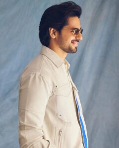 Sidharth Malhotra Instagram - #DilliKaLaunda 😉 Styled by: @the.vainglorious Makeup: @rizvan02 Hair: @aunali._19 Photographer: @trishasarang