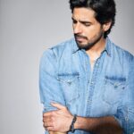 Sidharth Malhotra Instagram – Carrying the force wrapped in blue.

Styled by: @the.vainglorious
Makeup: @rizvan02 
Hair: @ali19rizvi
Photographer: @rohitguptaphotography
