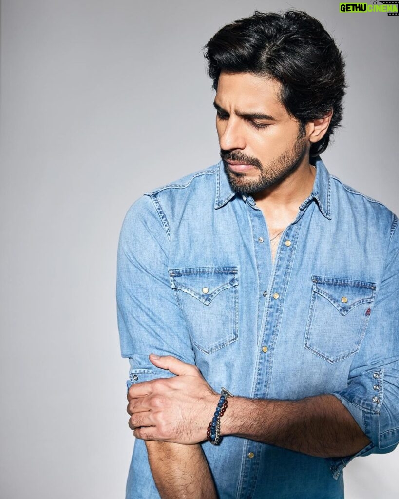 Sidharth Malhotra Instagram - Carrying the force wrapped in blue. Styled by: @the.vainglorious Makeup: @rizvan02 Hair: @ali19rizvi Photographer: @rohitguptaphotography
