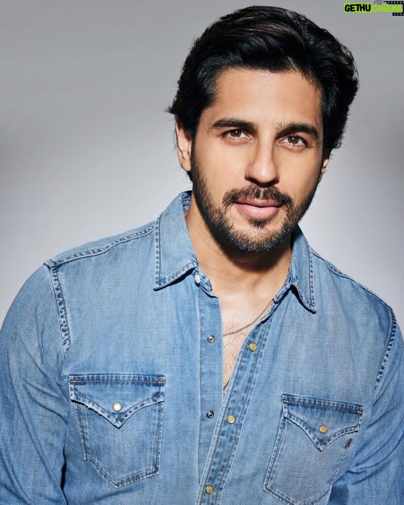 Sidharth Malhotra Instagram - Carrying the force wrapped in blue. Styled by: @the.vainglorious Makeup: @rizvan02 Hair: @ali19rizvi Photographer: @rohitguptaphotography
