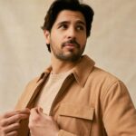 Sidharth Malhotra Instagram – Delhi ka launda hoon sir! 🫡

Styled by: @the.vainglorious
Makeup: @rizvan02 
Hair: @ali19rizvi
Photographer: @nupuragarwal__