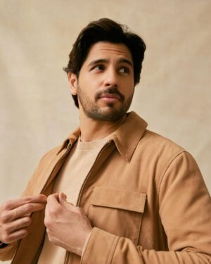 Sidharth Malhotra Instagram - Delhi ka launda hoon sir! 🫡

Styled by: @the.vainglorious
Makeup: @rizvan02 
Hair: @ali19rizvi
Photographer: @nupuragarwal__