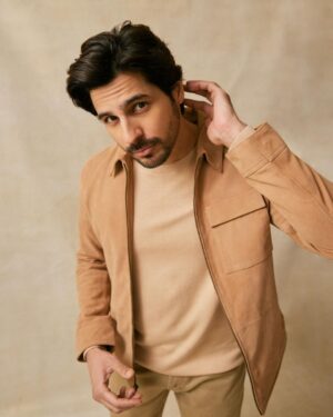 Sidharth Malhotra Instagram - Delhi ka launda hoon sir! 🫡

Styled by: @the.vainglorious
Makeup: @rizvan02 
Hair: @ali19rizvi
Photographer: @nupuragarwal__