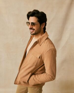 Sidharth Malhotra Instagram - Delhi ka launda hoon sir! 🫡

Styled by: @the.vainglorious
Makeup: @rizvan02 
Hair: @ali19rizvi
Photographer: @nupuragarwal__