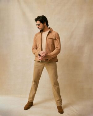 Sidharth Malhotra Instagram - Delhi ka launda hoon sir! 🫡

Styled by: @the.vainglorious
Makeup: @rizvan02 
Hair: @ali19rizvi
Photographer: @nupuragarwal__