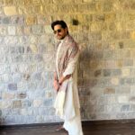 Sidharth Malhotra Instagram - Kala Chashma after a while 😉😎 Styling - @mohitrai