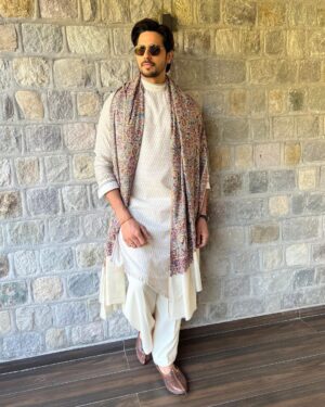 Sidharth Malhotra Instagram - Kala Chashma after a while 😉😎

Styling - @mohitrai