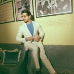 Sidharth Malhotra Instagram – Suited up in nostalgia. 🎞️

Styled by: @the.vainglorious
Makeup: @rizvan02 
Hair: @ali19rizvi 
Photographer: @lisadsouza