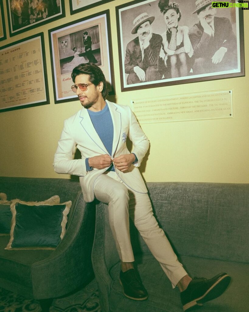 Sidharth Malhotra Instagram - Suited up in nostalgia. 🎞 Styled by: @the.vainglorious Makeup: @rizvan02 Hair: @ali19rizvi Photographer: @lisadsouza