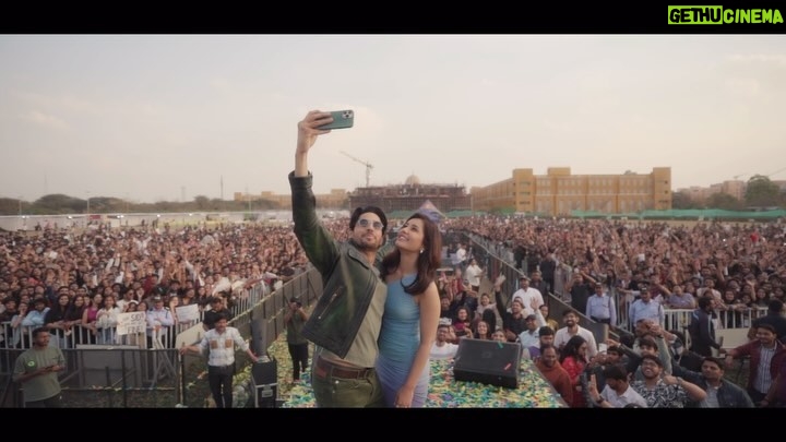 Sidharth Malhotra Instagram - Khamma Ghani Jaipur. ๐๐ผ Thank you for all the love! โค๏ธ #ZindagiTereNaam song from #Yodha out now. In cinemas March 15. @karanjohar @apoorva1972 @shashankkhaitan @raashiikhanna @dishapatani @sagarambre_ #PushkarOjha @vishalmishraofficial @mekaushalkishore @azeemdayani @thetusharkalia @primevideoin @dharmamovies @mentor_disciple_entertainment @aafilms.official @tseries.official