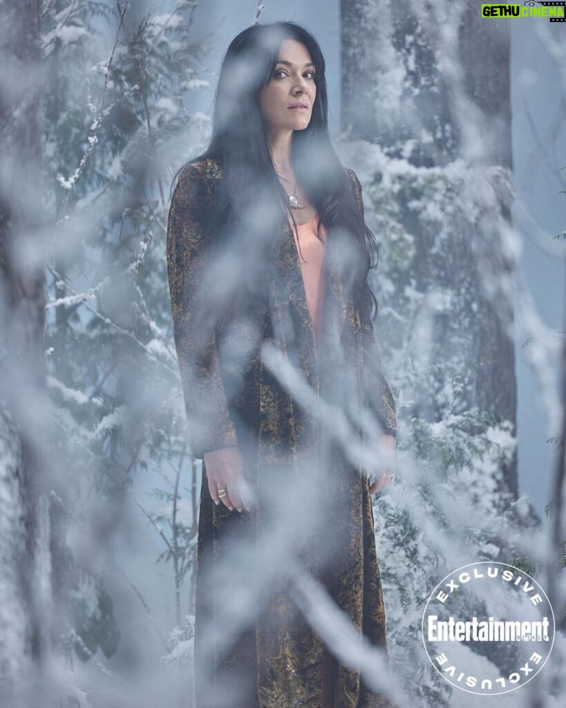Simone Kessell Instagram - We hear the Wilderness and it hears us…And it’s really cold! Season 2 of @yellowjackets premieres 3/24. @entertainmentweekly @showtime Cover Credits: DP: Devin Kerrington Photography: Matthias Clamer Costume Head: Amy Parris @amyparris @tiarae9 @kikiabbottofficial ♥️