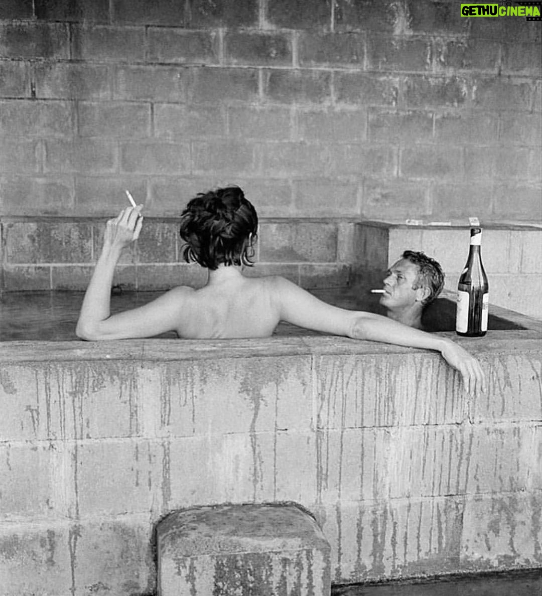 Simone Kessell Instagram - Let’s wash off that week 🍷