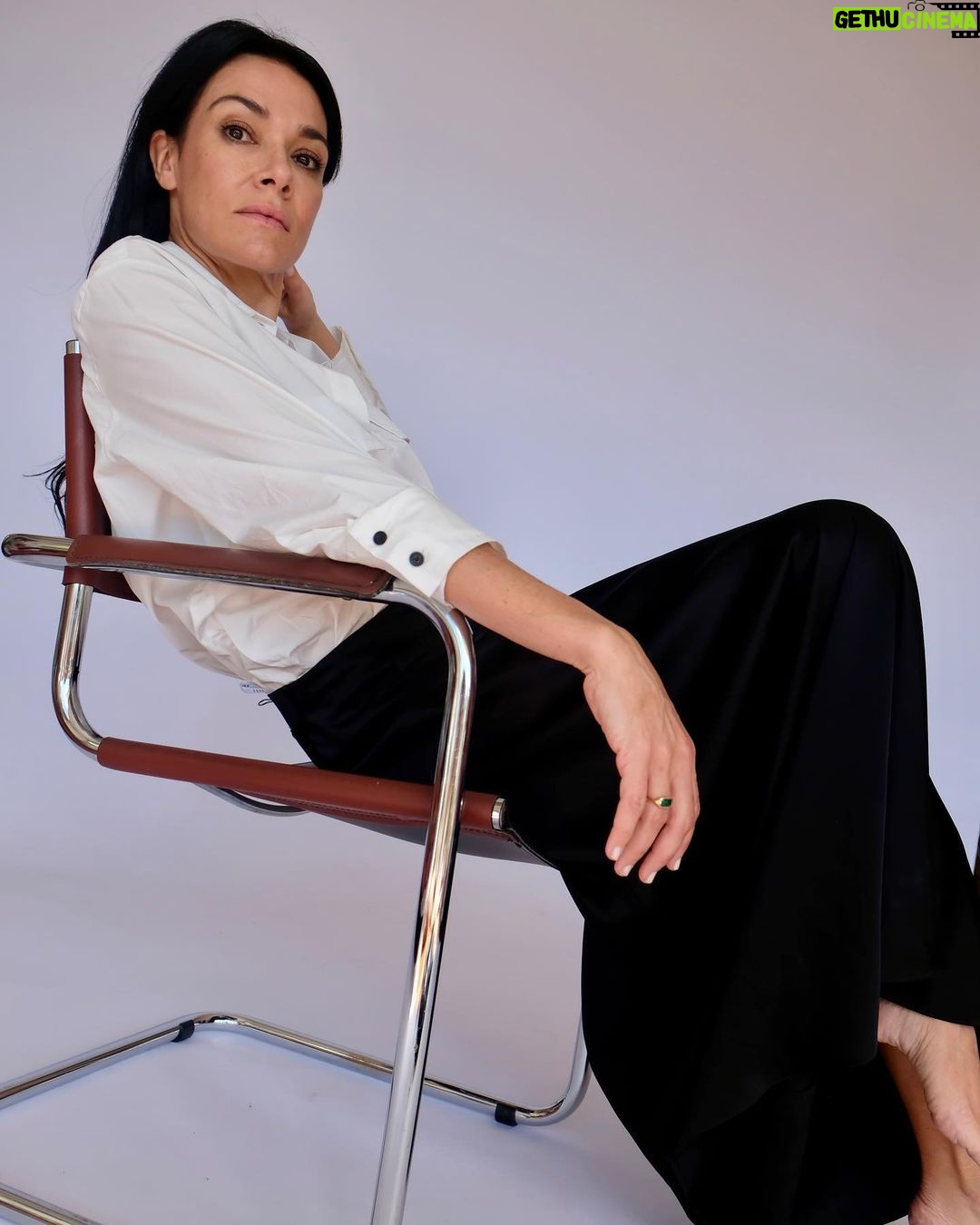 Simone Kessell Instagram - Watch look and listen 🖤 @esse.studios photos and styling @lucyedmondsart 🙏🏽 @kateandy