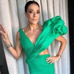 Simone Kessell Instagram - It takes a village of wonderfully talented people to get red carpet ready for a premiere! Thank you to my dream team @dendoll 💚 for the prettiest make up and being my calm in the storm @giocampora for insisting I go with the pony. @highheelprncess for saying ‘ Go big or go home. @georgeschakraofficial for my dream dress @retrouvai @effyjewelry @walters_faith for my sparkles ✨ #yellowjackets @yellowjackets @simonekessell @showtime