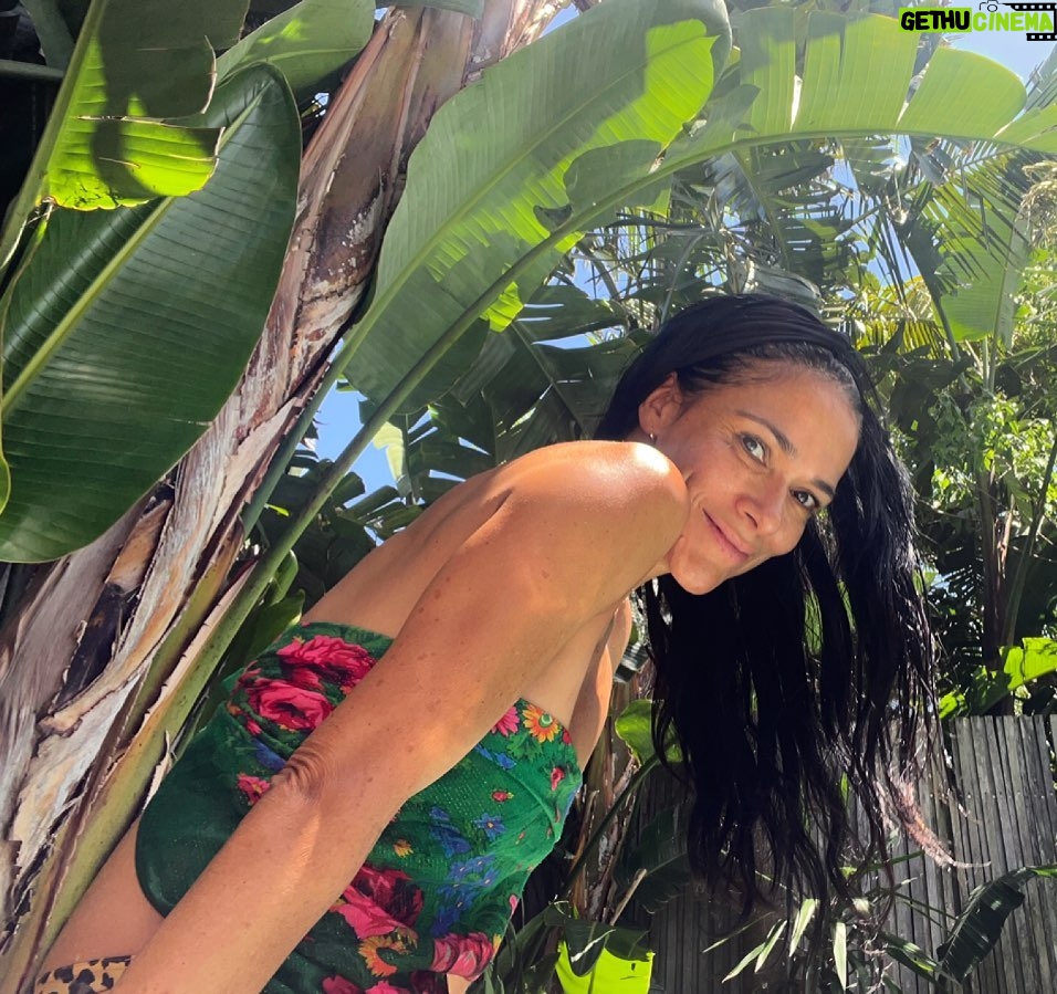 Simone Kessell Instagram - Happy New Year, let’s shake the tree 2023 🌴💚 Pic taken by my 9 year old after being told to ‘give me back my phone’ Hmmm so Maybe letting go and trusting more might be my lesson this year 😂Love love love ❤️ Byron Bay, Australia