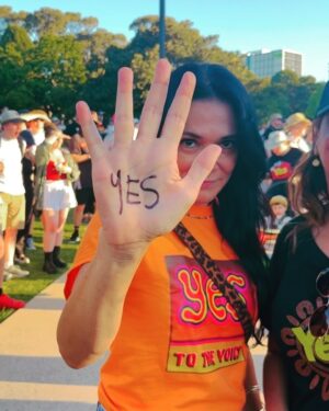 Simone Kessell Instagram - YES 🙌🏽 #yes23 let’s stand in solidarity to champion the indigenous voice 🙌🏽Thank you @rachelperkinsau ( you were incredible yesterday) this is long overdue Australia @yes23au ❤️💛🖤 @yestothevoice.au 🙏🏽