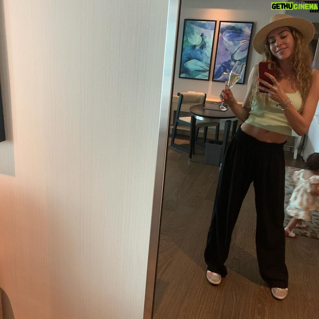 Sinem Kobal Instagram - Galerimde gezelim biraz 🐞🫠