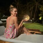 Sinem Kobal Instagram - About the nite 🌴🌙🔥 One&Only Le Saint Géran