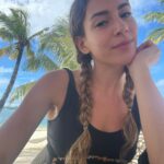 Sinem Kobal Instagram - 🌴👒🦀☺️