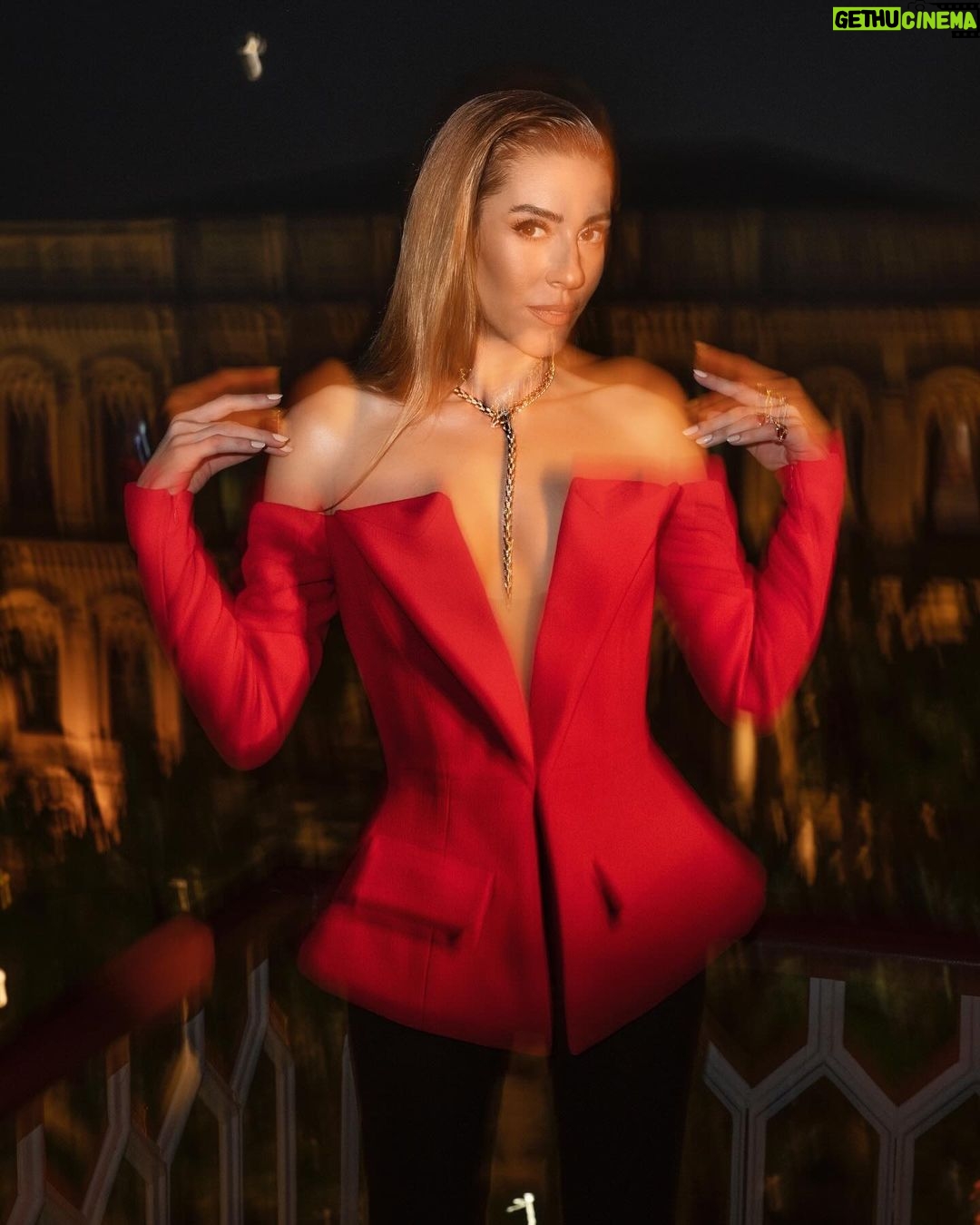 Sinem Kobal Instagram - Happy 35th β¨π«π @marieclairetr Thanks to my team β¨ Photo @cemtalu Styling @asligularslanalp Glam team @hamiyetakpinar @feritbelli Home @cpkempinski Jewelry @bulgari Look @balmain Family id @gulbaharkarakus Family @beymen @lappartistanbul #reklam