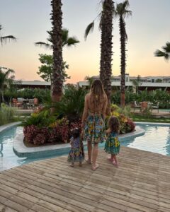 Sinem Kobal Instagram - Yaz 🌸🫠♥️ sürprizli 🥰 #ailealbümü Regnum Carya