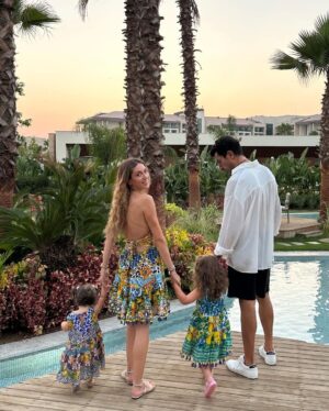 Sinem Kobal Instagram - Yaz 🌸🫠♥️ sürprizli 🥰 #ailealbümü