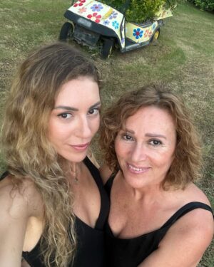 Sinem Kobal Instagram - Yaz 🌸🫠♥️ sürprizli 🥰 #ailealbümü
