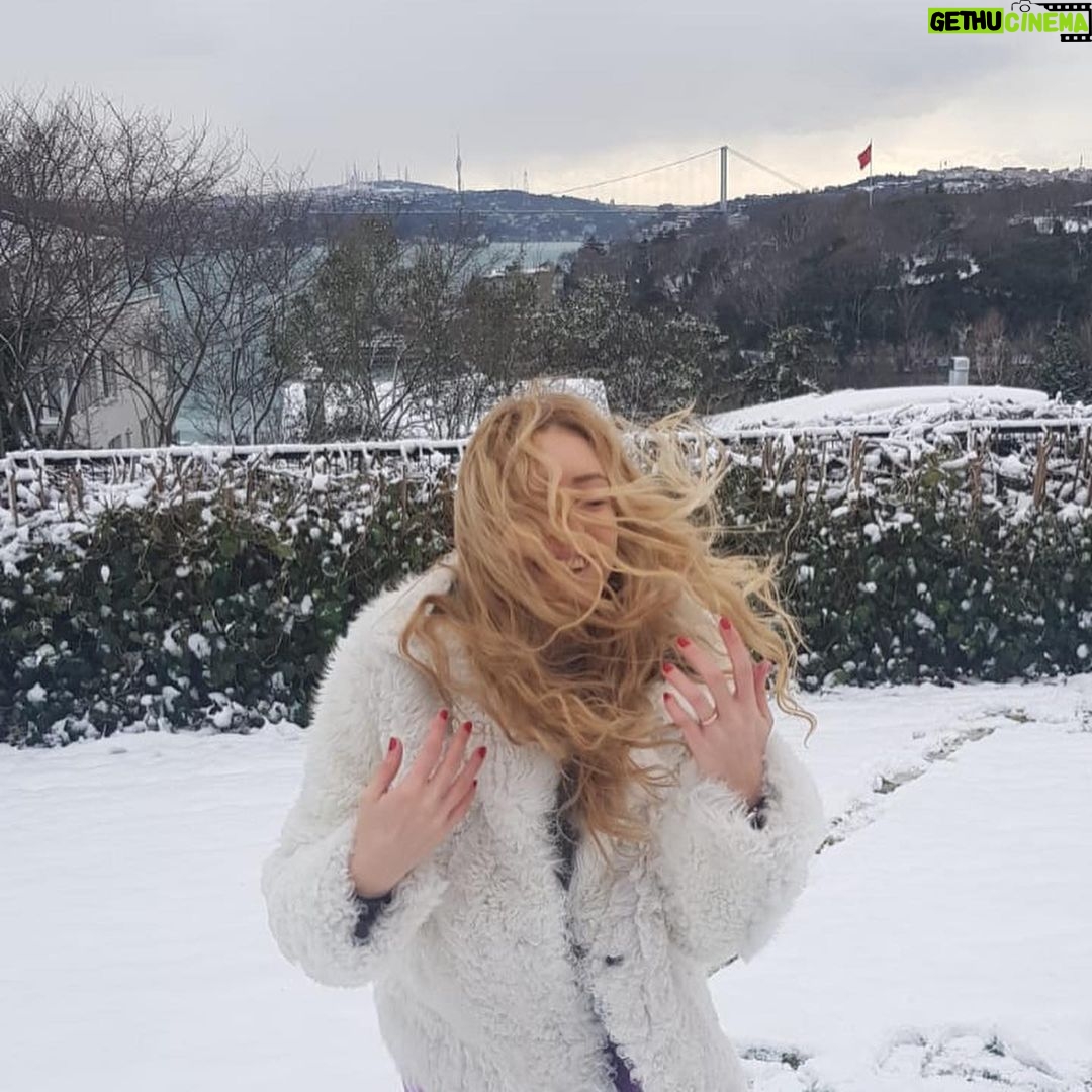 Sinem Kobal - 339.3K Likes - ⛄️