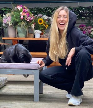 Sinem Kobal Instagram - Lalin uyurken ❣️👧🐶 mom&brother #1.hafta