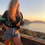 Sinem Kobal Instagram - Geçtiğimiz yaz 🧡