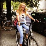 Sinem Kobal Instagram - Güzel günler göreceğiz çocuklar Motorları maviliklere süreceğiz #tb 🌸🙏