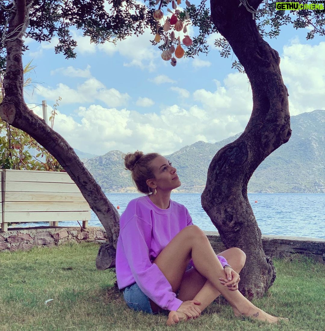 Sinem Kobal Instagram - 🌳 ☀️ #naturelovers ohh🌸