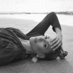 Sinem Kobal Instagram - “Dışarı bakan rüya görür,içine bakan uyanır “ 💫 Carl Jung
