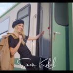 Sinem Kobal Instagram - Yine Yeni Yeniden! Daha tutkulu, daha heyecanlı💥 Sinem Kobal X @deichmann_tr ile kışa yolculuğa çıktığımız ve çok eğlendiğim reklam filmimiz yayında!♥️Emeği geçen herkese çok teşekkür ediyorum! Şahane bir sonbahar-kiş koleksiyonu sizi beklıyor!Tutkularının peşinden giden herkese çok ama çok şık bir sezon diliyorum 💋💪 Sevgilerimle #ayakkabıtutkum #deichmann