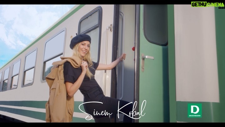 Sinem Kobal Instagram - Yine Yeni Yeniden! Daha tutkulu, daha heyecanlı💥 Sinem Kobal X @deichmann_tr ile kışa yolculuğa çıktığımız ve çok eğlendiğim reklam filmimiz yayında!♥️Emeği geçen herkese çok teşekkür ediyorum! Şahane bir sonbahar-kiş koleksiyonu sizi beklıyor!Tutkularının peşinden giden herkese çok ama çok şık bir sezon diliyorum 💋💪 Sevgilerimle #ayakkabıtutkum #deichmann