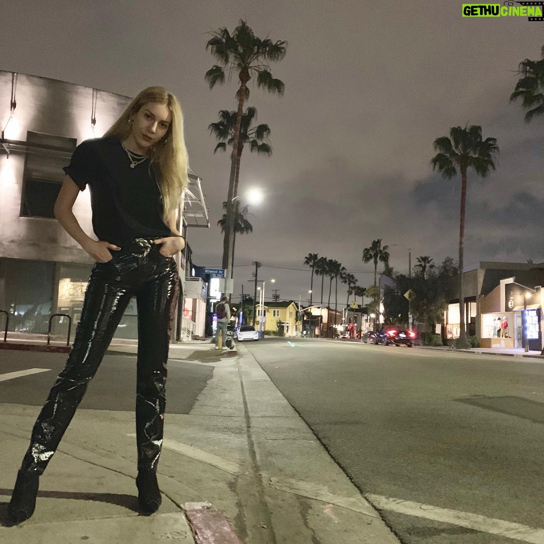 Sinem Kobal Instagram - Fullmoon nite 🖤🎬 Abbot Kinney Boulevard