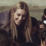 Sinem Kobal Instagram - Gülüşleri ömre bedel 💫 Iğdır @deichmann_tr