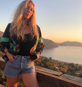 Sinem Kobal Instagram - Geçtiğimiz yaz 🧡
